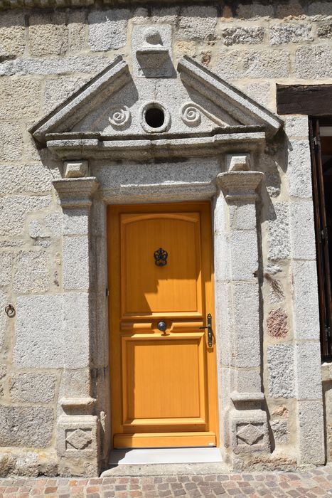 porte d’accès sur la place