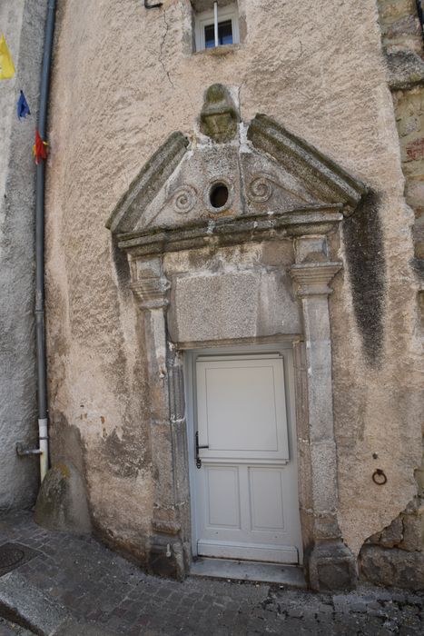 porte d’accès sur la rue 