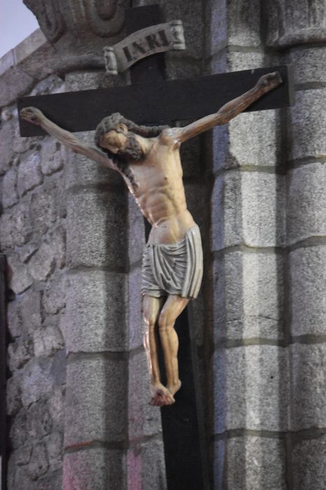 statue : Christ en croix