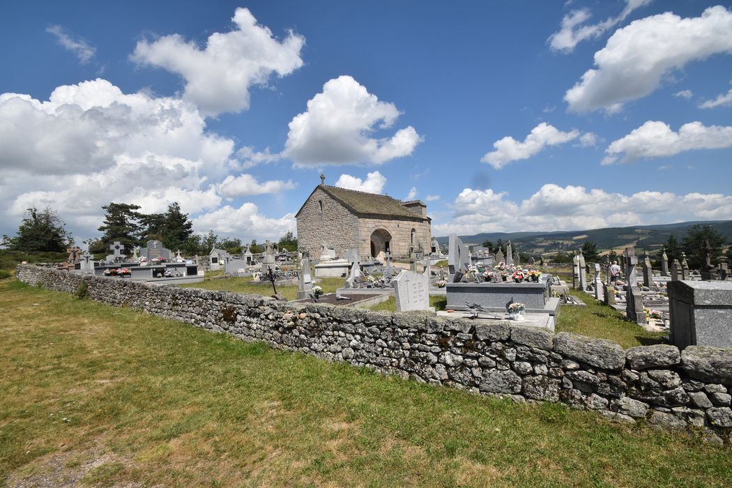 vue générale de l’église dans son environnement depuis le Sud-Ouest