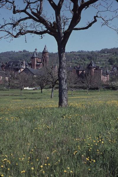 Vue éloignée sur les deux édifices