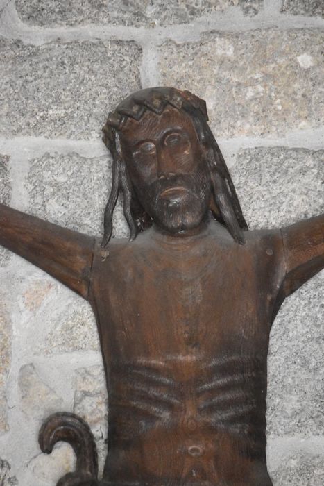 statue : Christ en croix, vue partielle