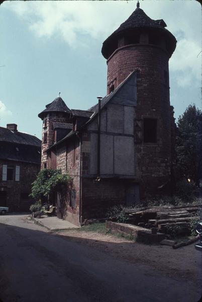 Façade et tours sur rue