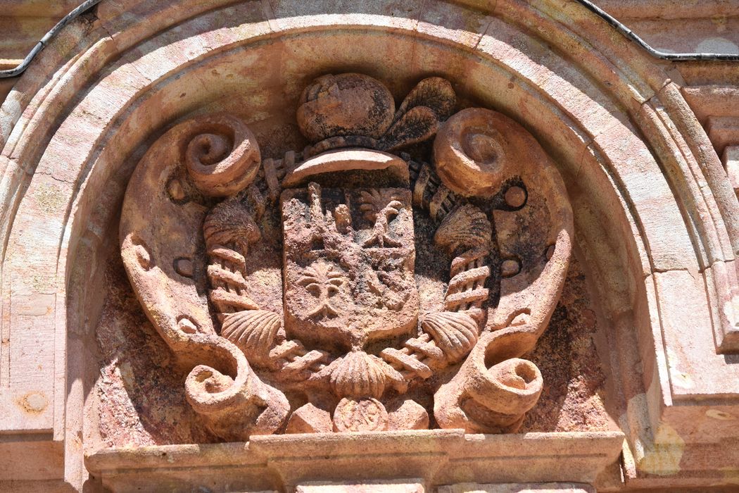 façade sud-ouest, portail d’accès à la cour intérieure, détail du tympan armorié