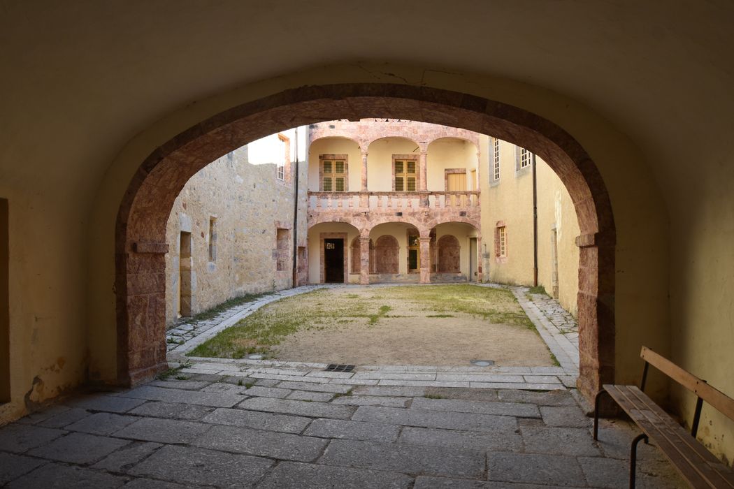 cour intérieure, vue partielle des façades depuis le porche