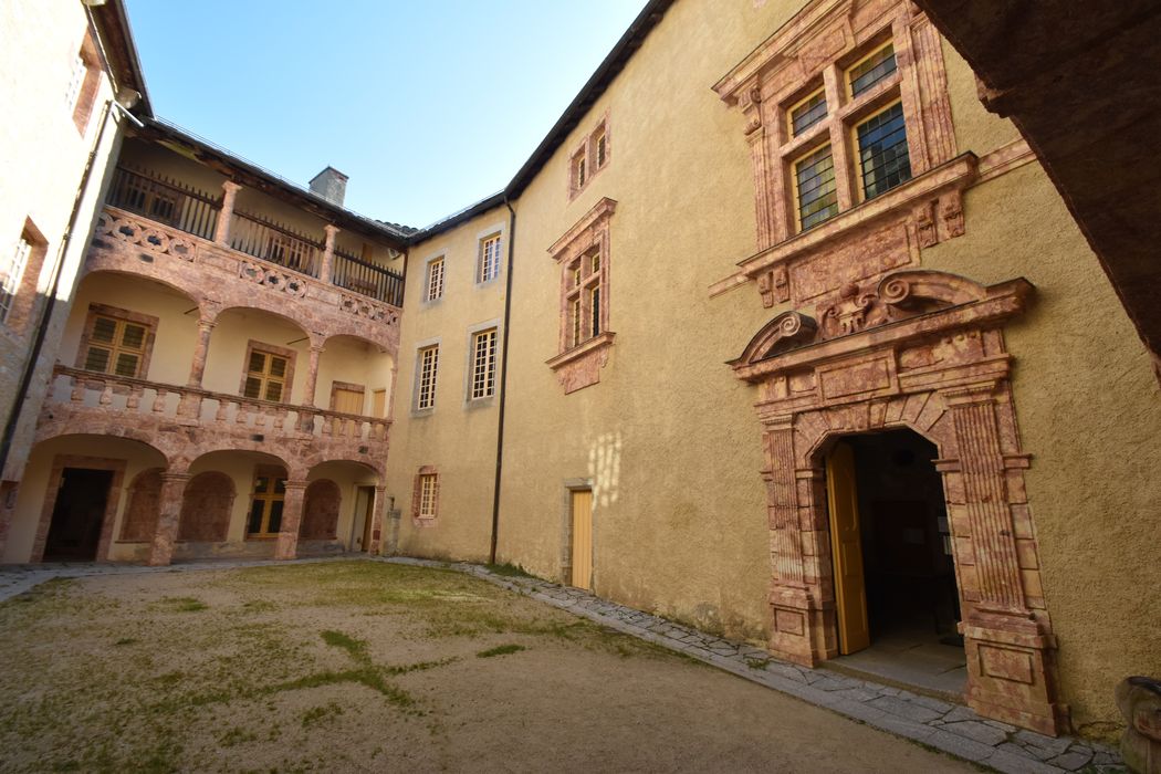 Château, l'ancien bâtiment d'administration, la chapelle Saint-Pierre, le cimetière des fous de l'hôpital psychiatrique