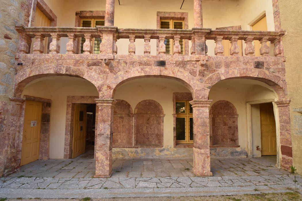 cour intérieure, façade sud, galerie du rez-de-chaussée