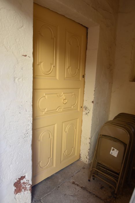 vantail de porte dans la cour intérieure