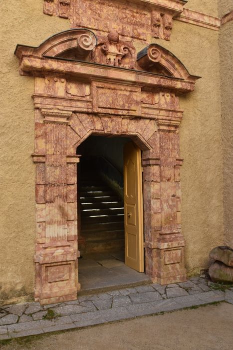 cour intérieure, façade ouest, porte d’accès