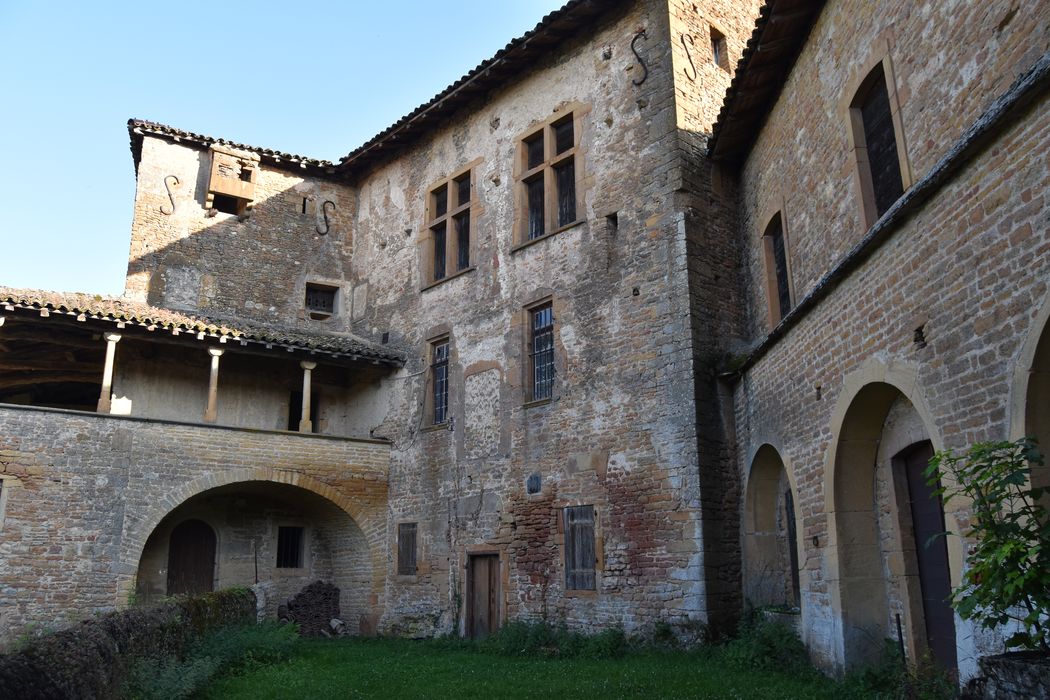 cour intérieure, logis, façades nord-ouest nord-est