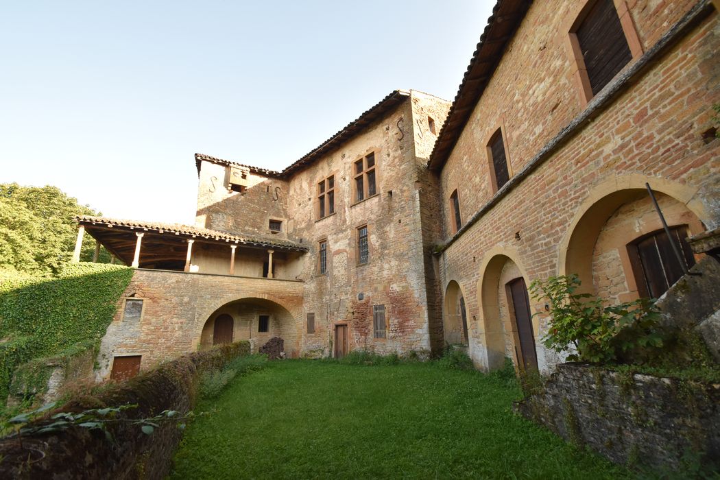 cour intérieure, logis, façades nord-ouest nord-est