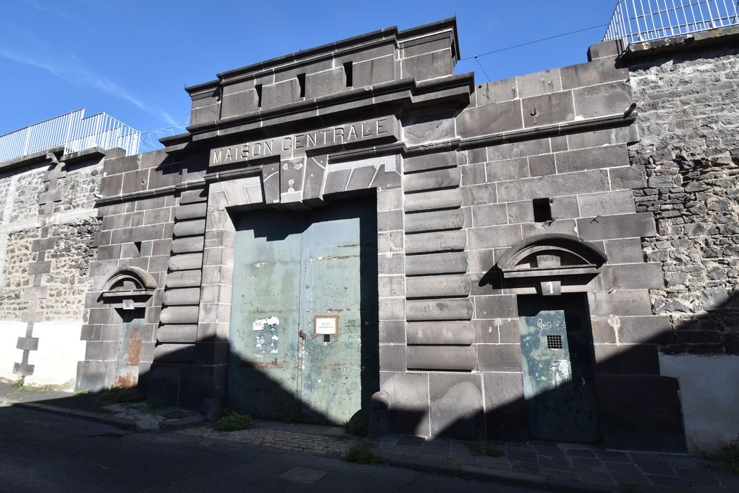 portail monumental d’accès sud sur la rue de la Monnaie