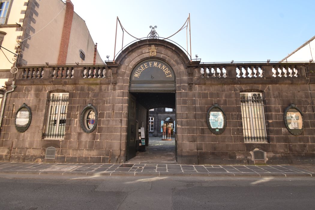 portail monumental d’accès sur la rue de l’Hôtel de Ville à la cour d’honneur