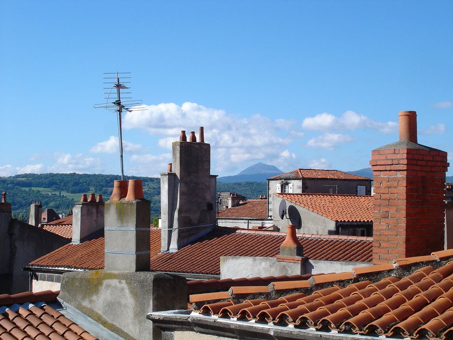 vue sur le Puy-de-Dôme depuis la terrasse de l’oratoire