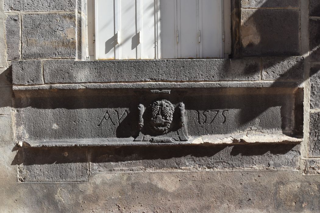 façade sud sur rue, détail du linteau en remployé