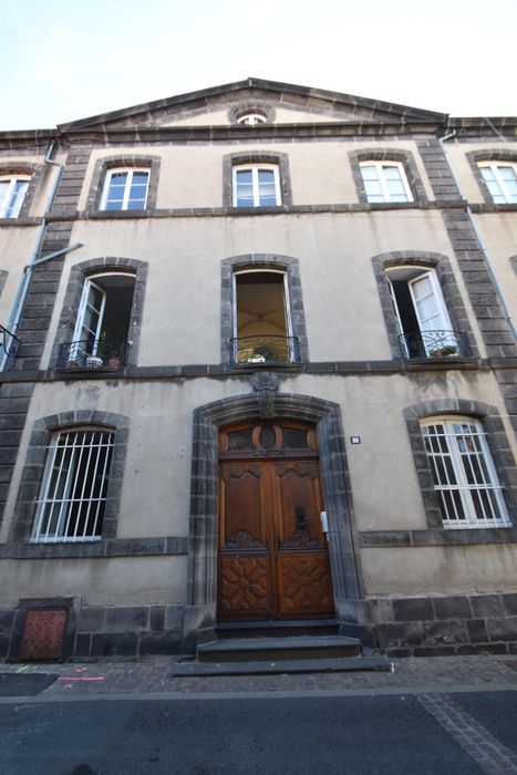 façade ouest sur rue, vue partielle