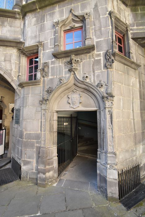 cour intérieure, porte d’accès à la tourelle d’escalier dans l’angle sud-ouest