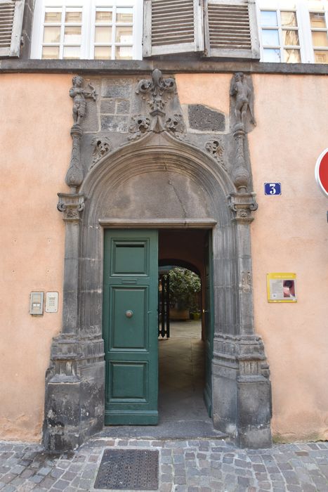 porte d’accès à la cour intérieure au n°3 de la rue François Croizier