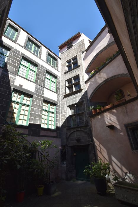 cour intérieure, vue partielle des façades