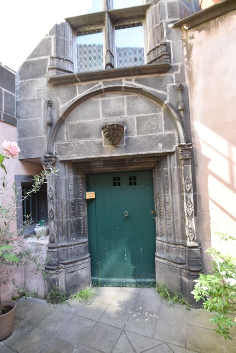 cour intérieure, porte d’accès à la tourelle d’escalier