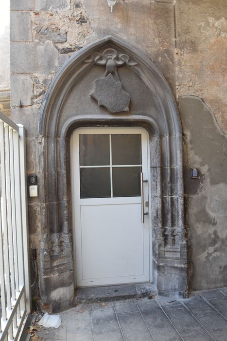 cour intérieure, porte d’accès