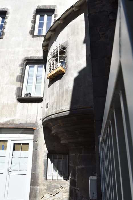 cour intérieure, vue partielle des façades