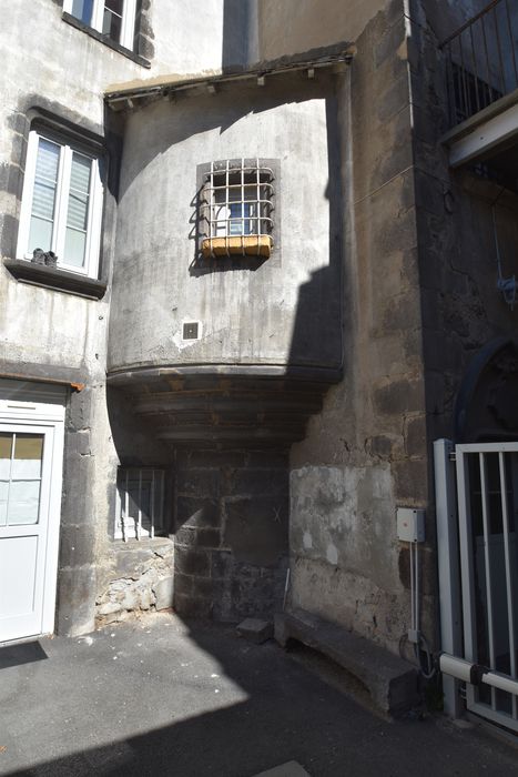 cour intérieure, vue partielle des façades