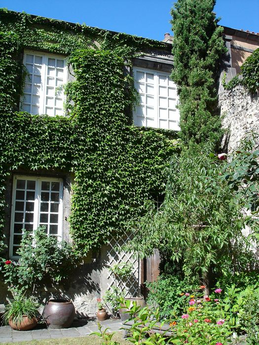 cour intérieure, vue partielle des façades