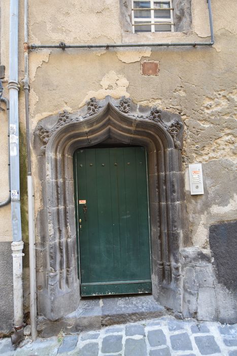 porte d’accès sur la rue Saint-Antoine