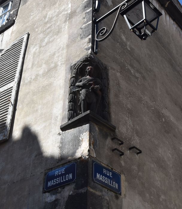 détail de la niche abritant la statue de saint Jean-Baptiste à l’angle des façades