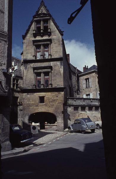 Façade sur une place