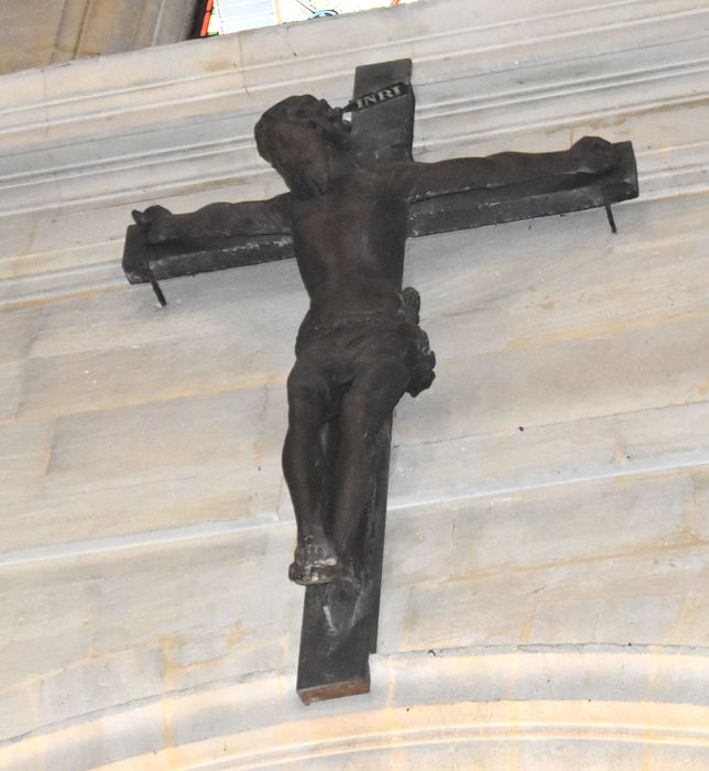 statue : Christ en croix