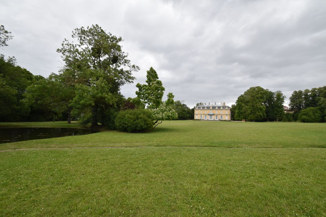 vue générale du château de Bois-Préau depuis le parc sud-ouest