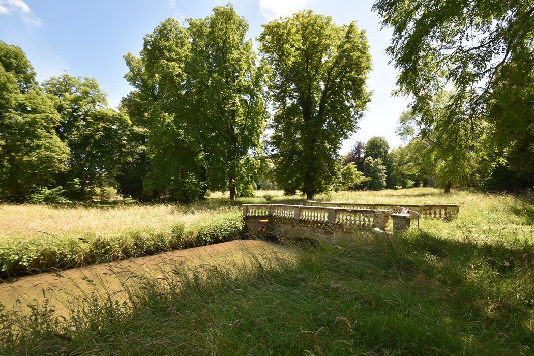 vue partielle du parc avec un pont