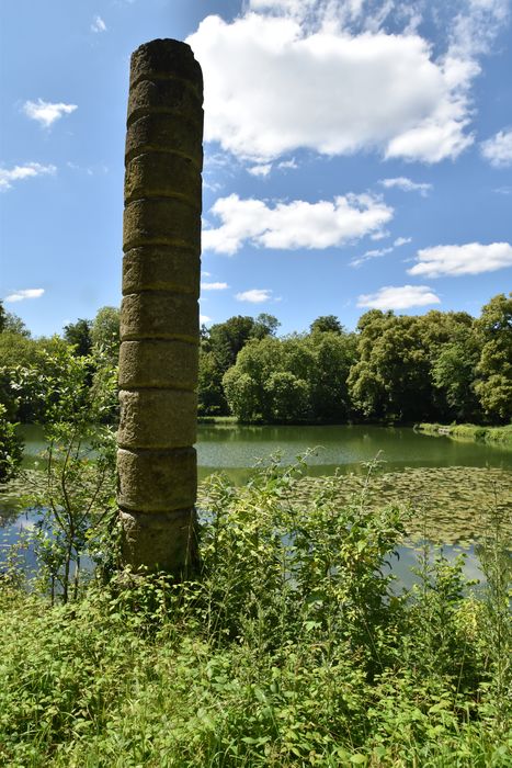 parc, colonne sur la rive est