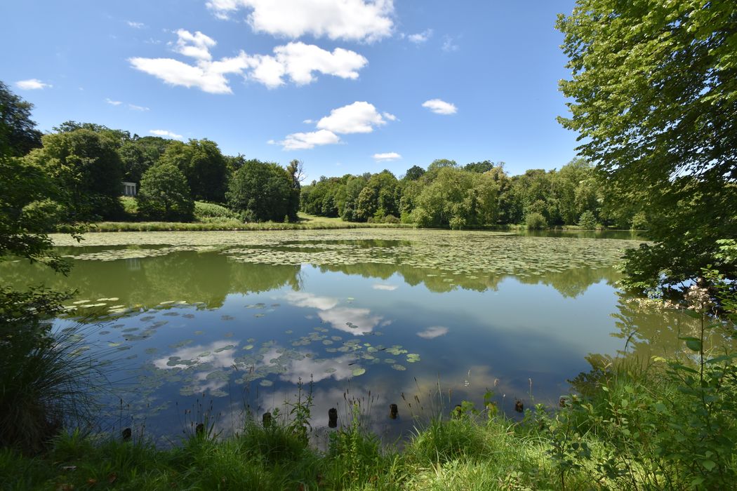 parc, vue partielle de l’étang depuis la rive Est