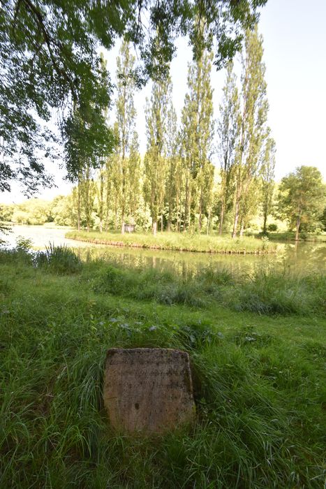 parc, détail d’une borne de méditation