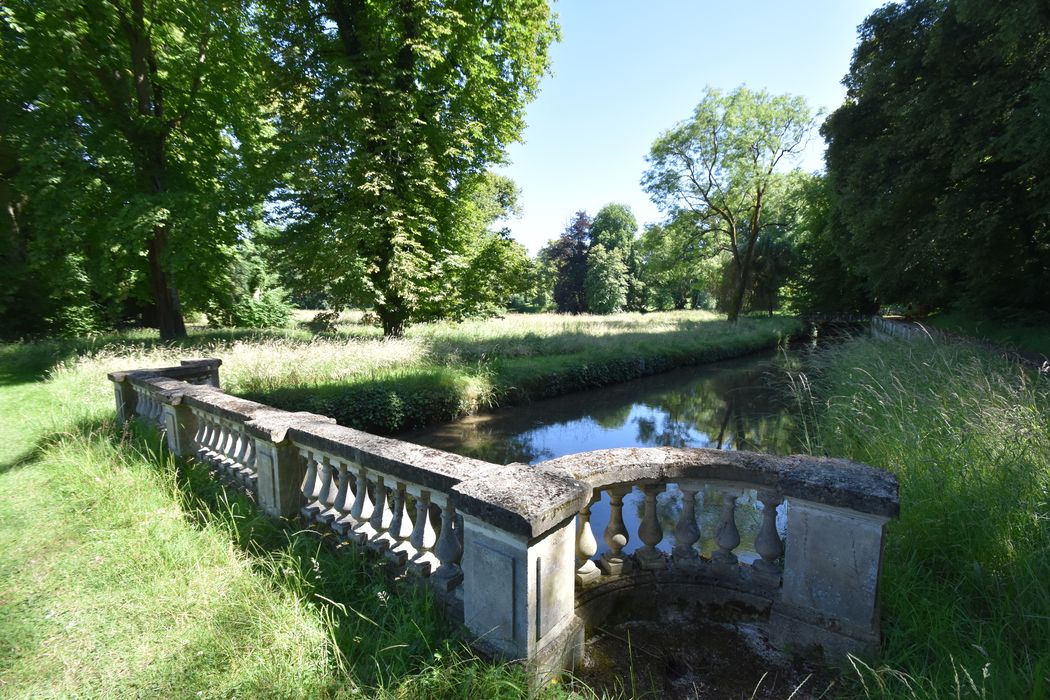 parc, vue partielle avec rambarde d’un pont