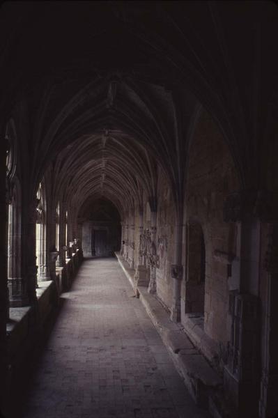 Cloître : galerie intérieure à arcades