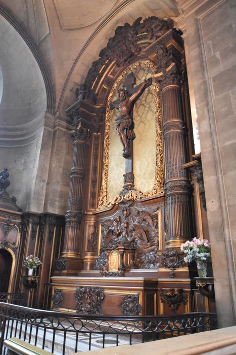 retable du Sacré-Coeur, haut-relief : Anges en adoration devant le Sacré-Coeur, couronné d'épines