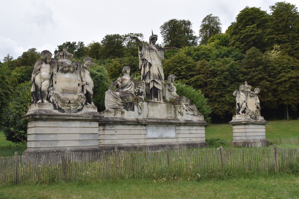 groupe sculpté : La France couronnant l'Art et l'Industrie, groupes de putti