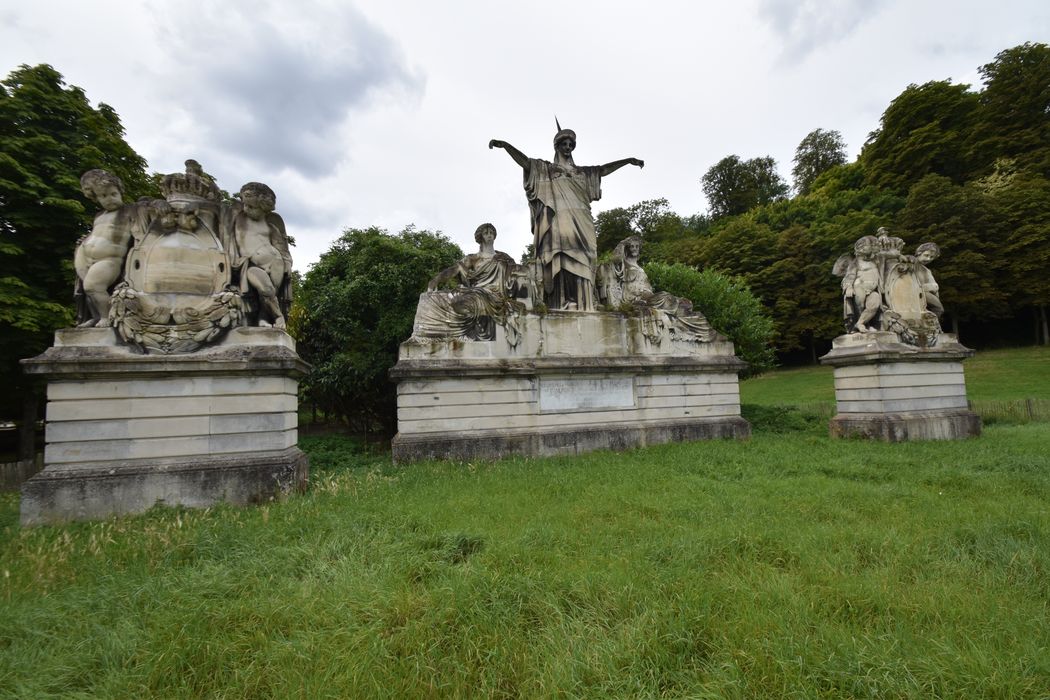 groupe sculpté : La France couronnant l'Art et l'Industrie, groupes de putti