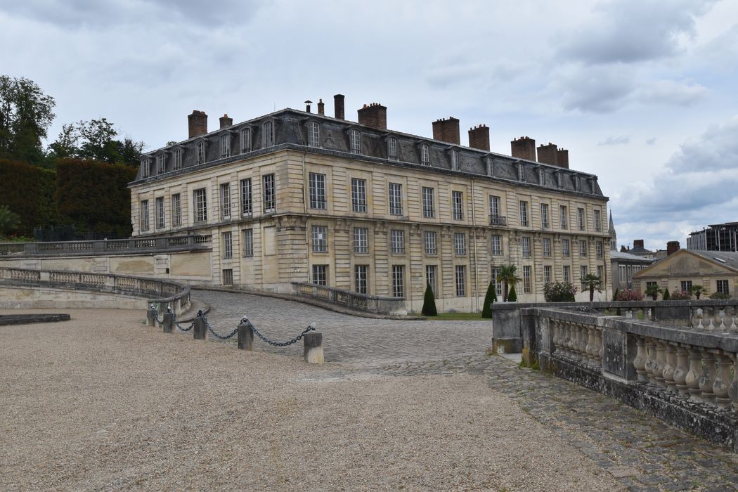 anciens communs situé avenue de la Grille d’Honneur, façade sud-est