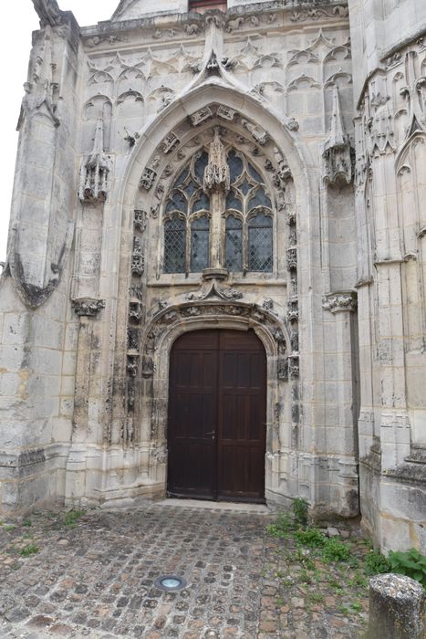 façade ouest, portail latéral gauche au bas-côté nord