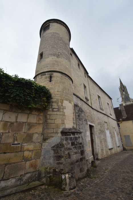 tour située à l’extrémité nord et de la façade ouest