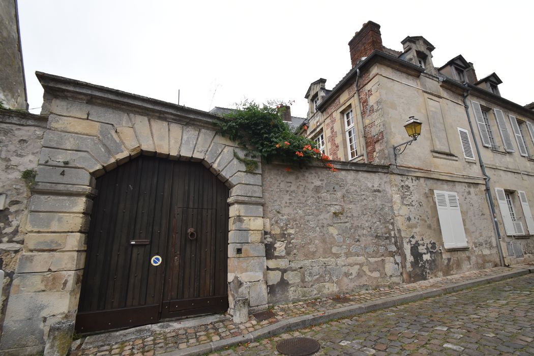 vue partielle des façades depuis la rue