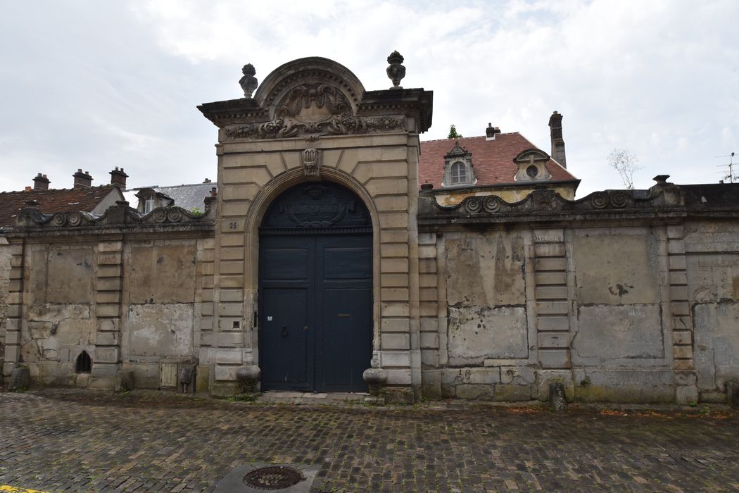 portail monumental d’accès sur rue à la cour d’honneur