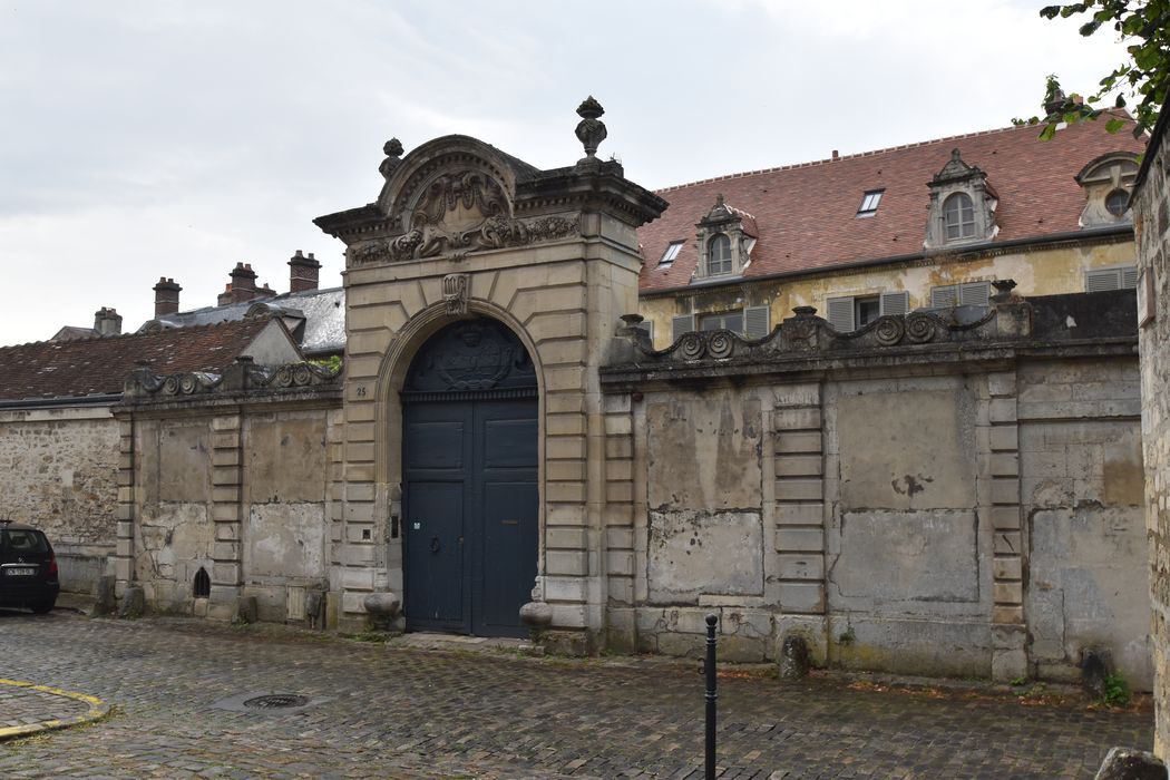 portail monumental d’accès sur rue à la cour d’honneur