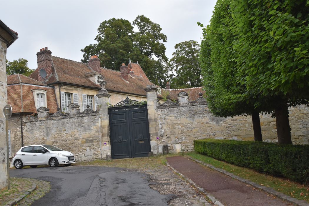 vue partielle des façades depuis la rue