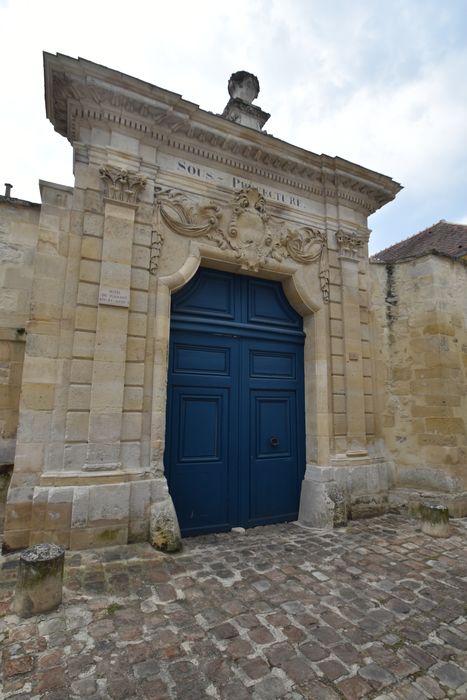 portail monumental sur rue d’accès à la cour d’honneur